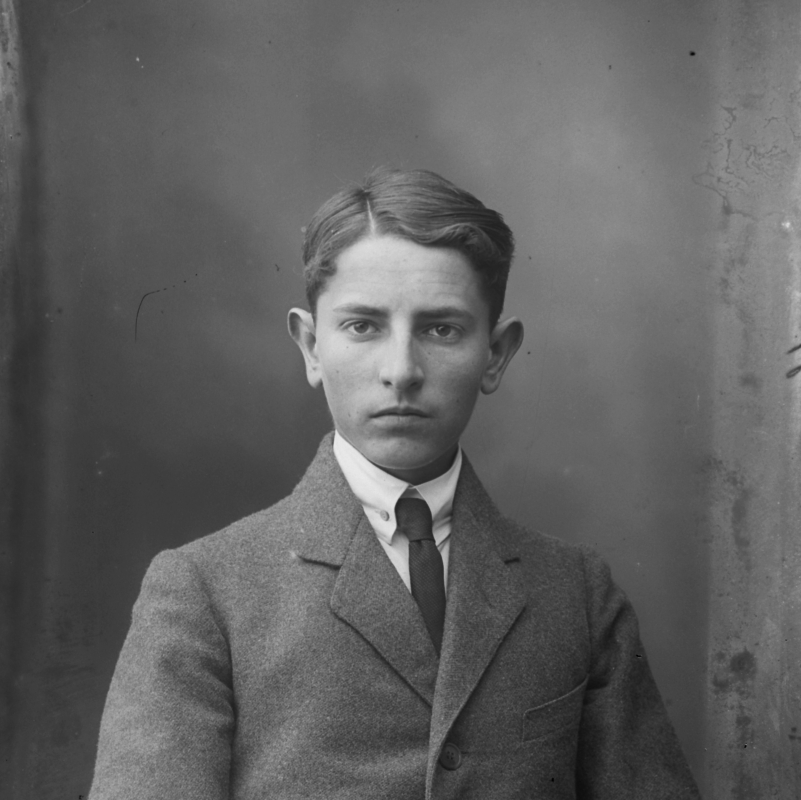 Edwin Haas im Atelier von Karl Weiß um 1925. (Repro: Bezirksmuseum Buchen). Edwin Haas im Atelier von Karl Weiß um 1925. (Repro: Bezirksmuseum Buchen).