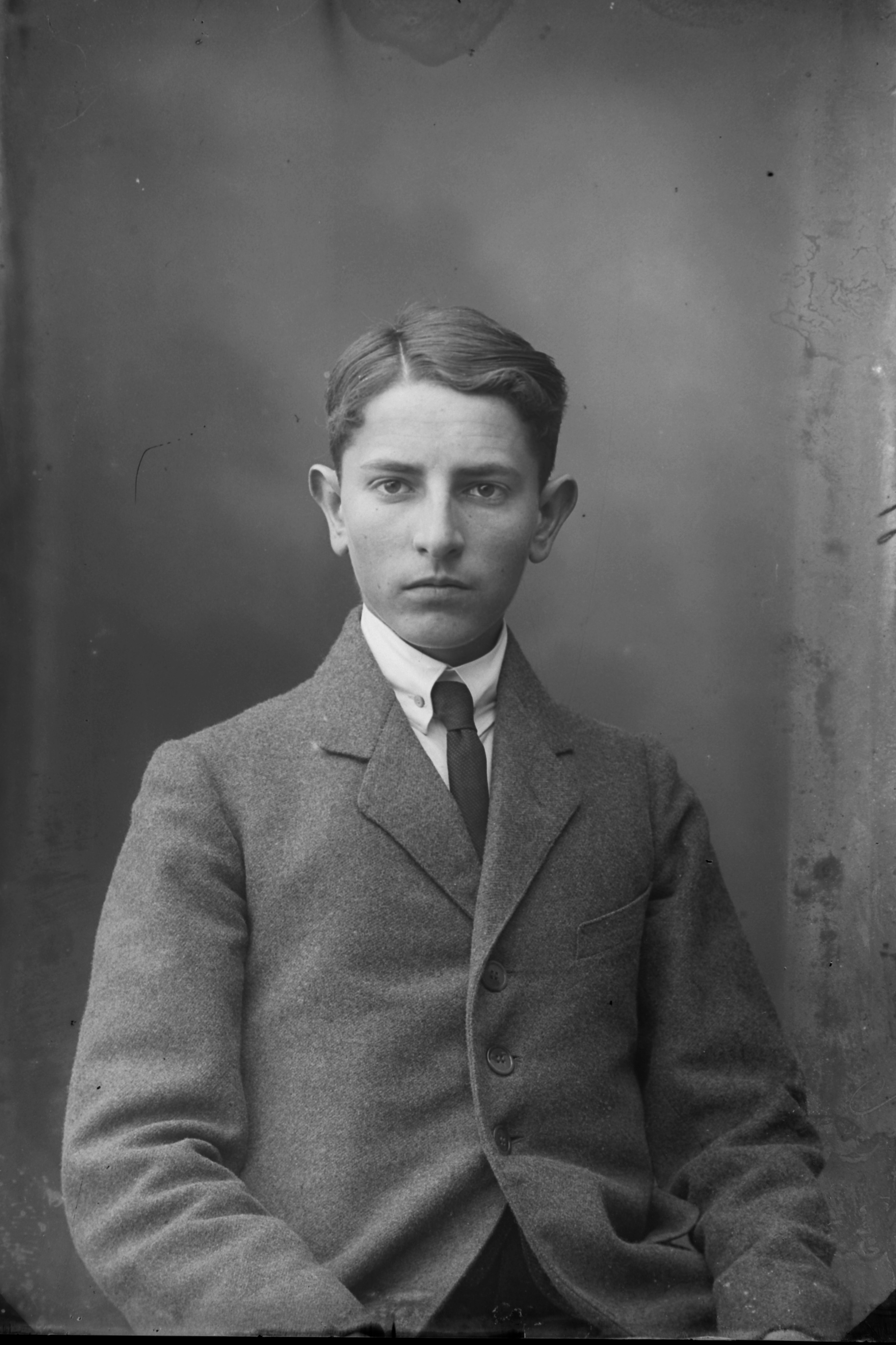 Edwin Haas im Atelier von Karl Weiß um 1925. (Repro: Bezirksmuseum Buchen).