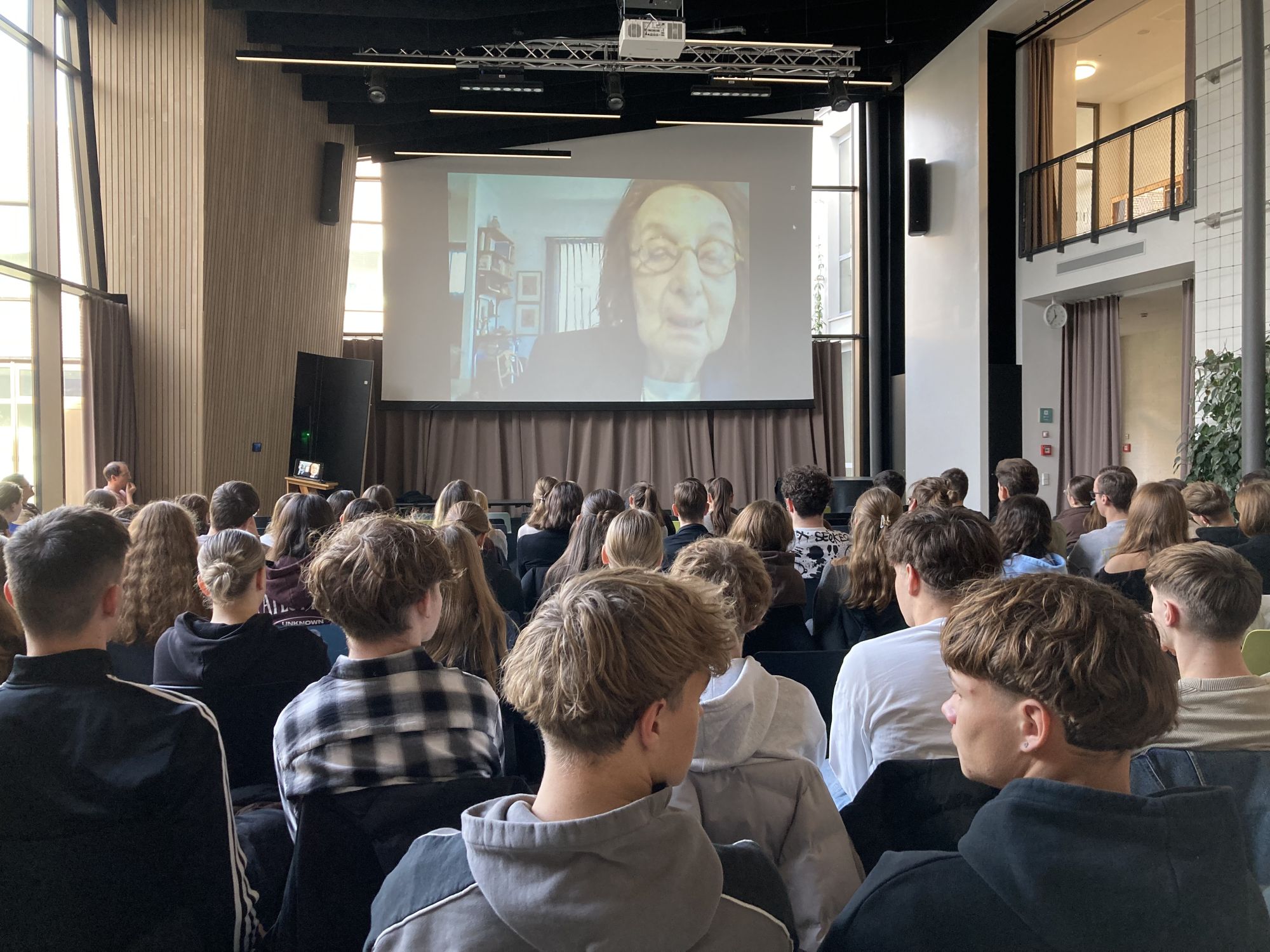 Zeitzeugengespräch mit Prof. Eveline Goodman-Thau im Burghardt-Gymnasium Buchen (Foto: Heike Göhrig-Müller) Zeitzeugengespräch mit Prof. Eveline Goodman-Thau im Burghardt-Gymnasium Buchen (Foto: Heike Göhrig-Müller)