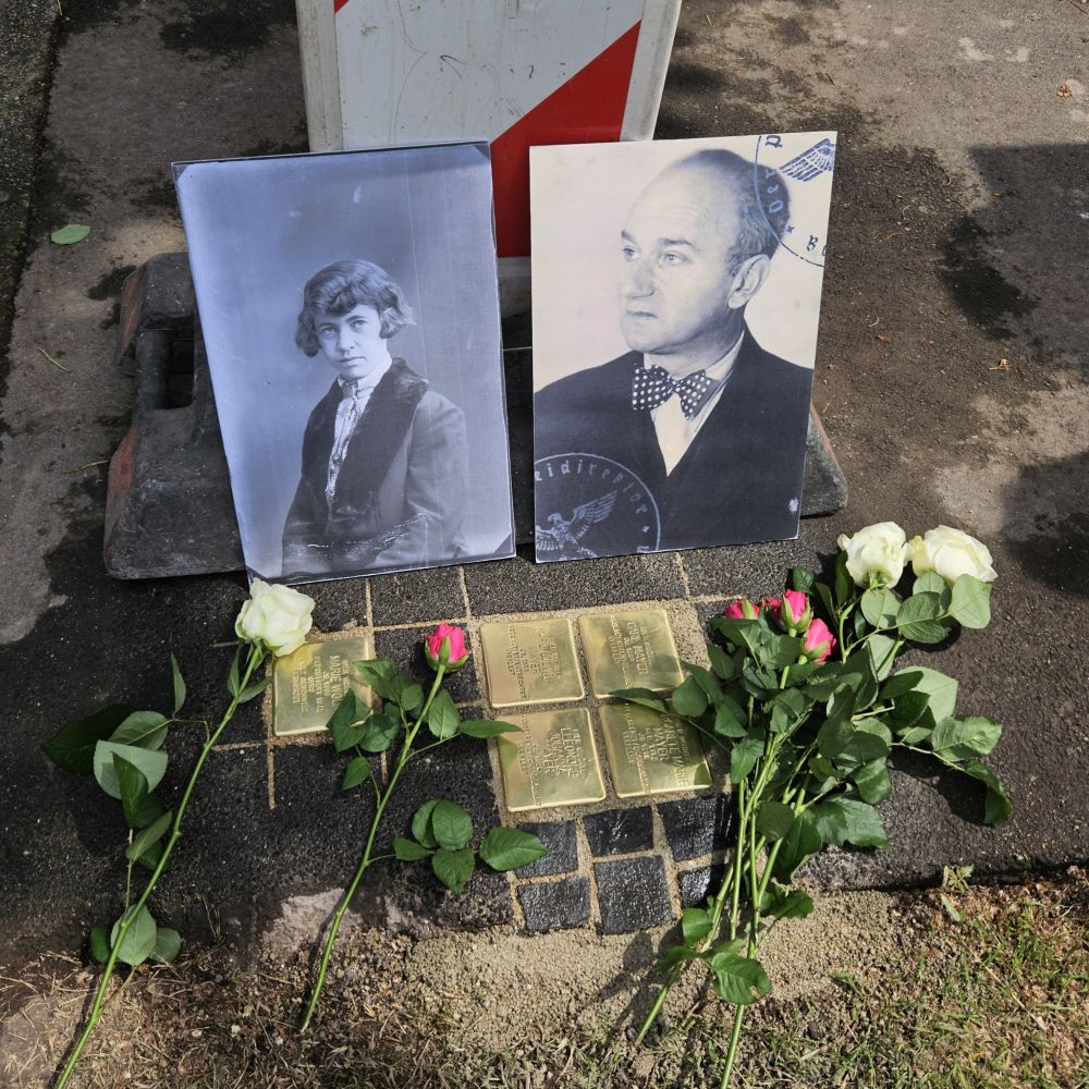 Die im Boden eingelassenen Stolpersteine für Marie Wolf sowie für die Familie von Carl Mayer samt Fotografien von Wolf und Mayer kurz nach der Verlegung.