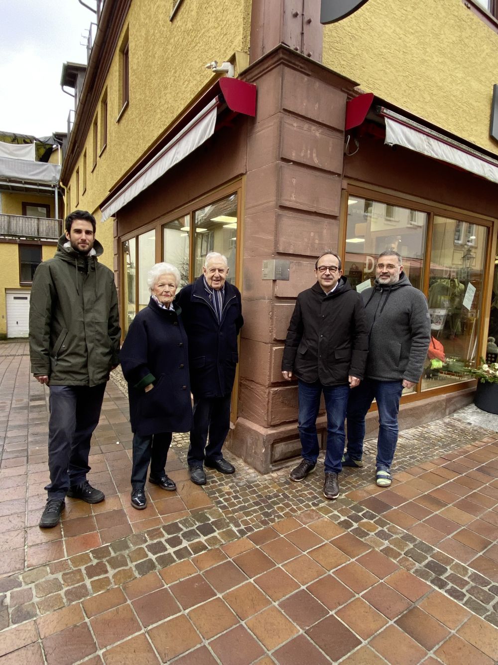 Am ehemaligen Geburts- und Wohnhaus von Marie Wolf in der Marktstraße wurde eine Gedenktafel angebracht. Das Bild zeigt Bürgermeister Roland Burger, Stadtarchivar Tobias-Jan Kohler, Walter und Mable Jaegle sowie Grafiker Matthias Grimm. (Foto: Stadt Buchen)
