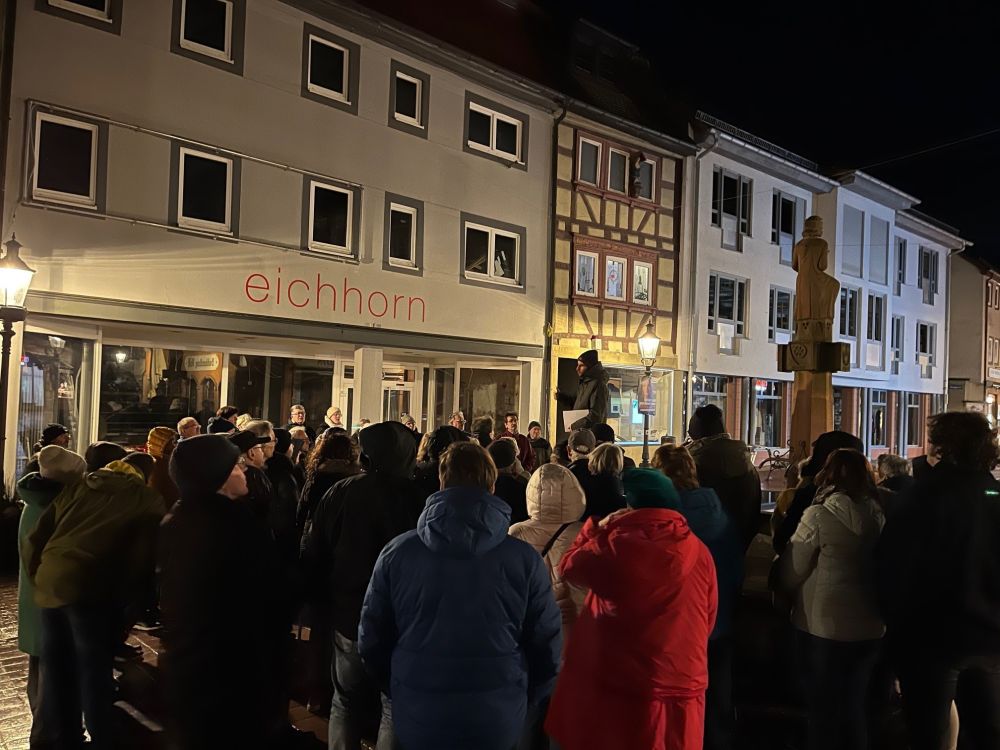 Stadtarchivar Tobias-Jan Kohler berichtete einer interessierten Gruppe über das jüdische Leben in der Stadt Buchen. (Foto: Stadt Buchen)